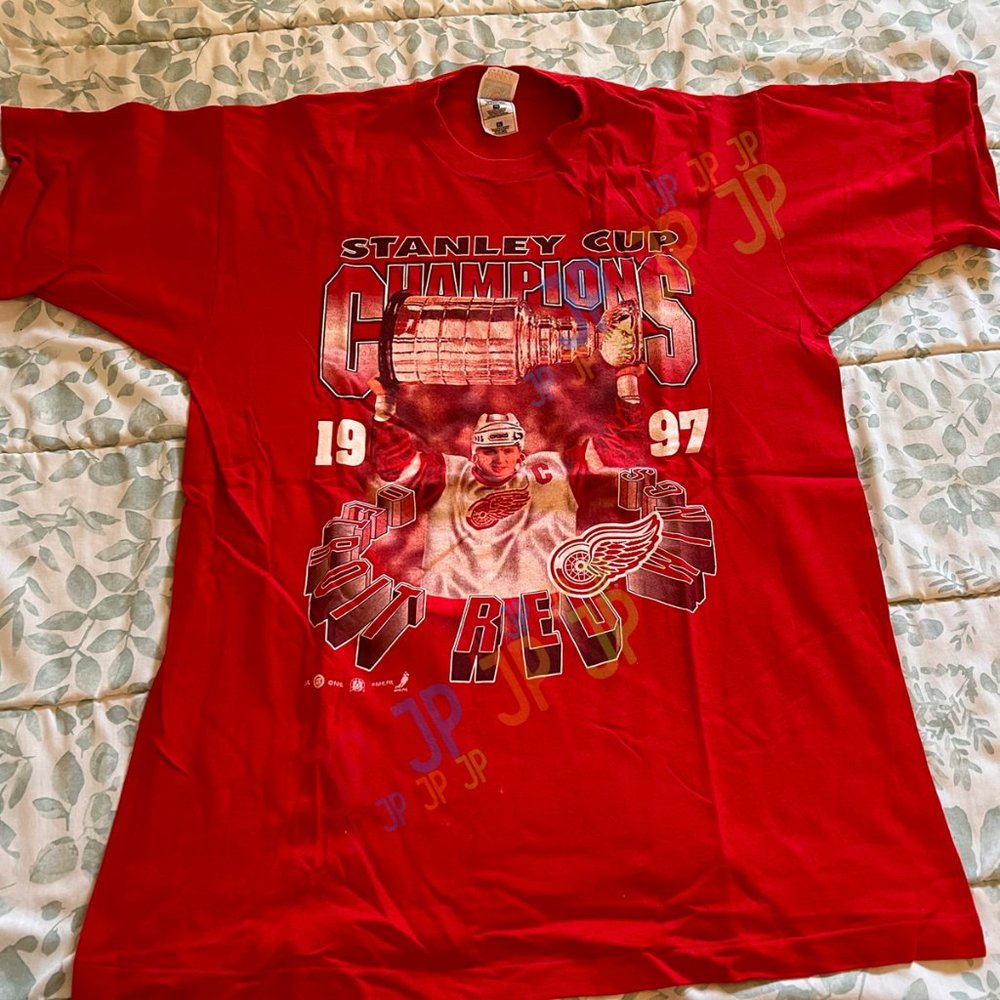 Detroit Red Wings Tee- Stanley Cup Champions- 1997 Steve Yzerman NHL Near Mint!